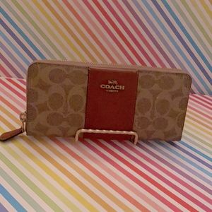 Coach Signature. Wallet